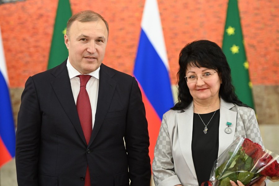 Глава Адыгеи вручил госнаграды РФ и РА