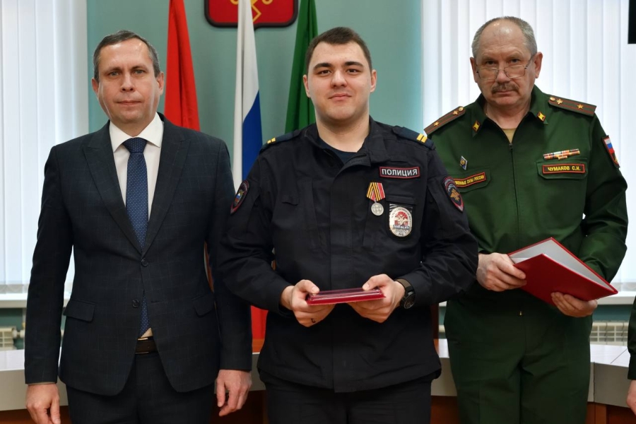 Мэр Майкопа вручил участнику СВО государственную награду