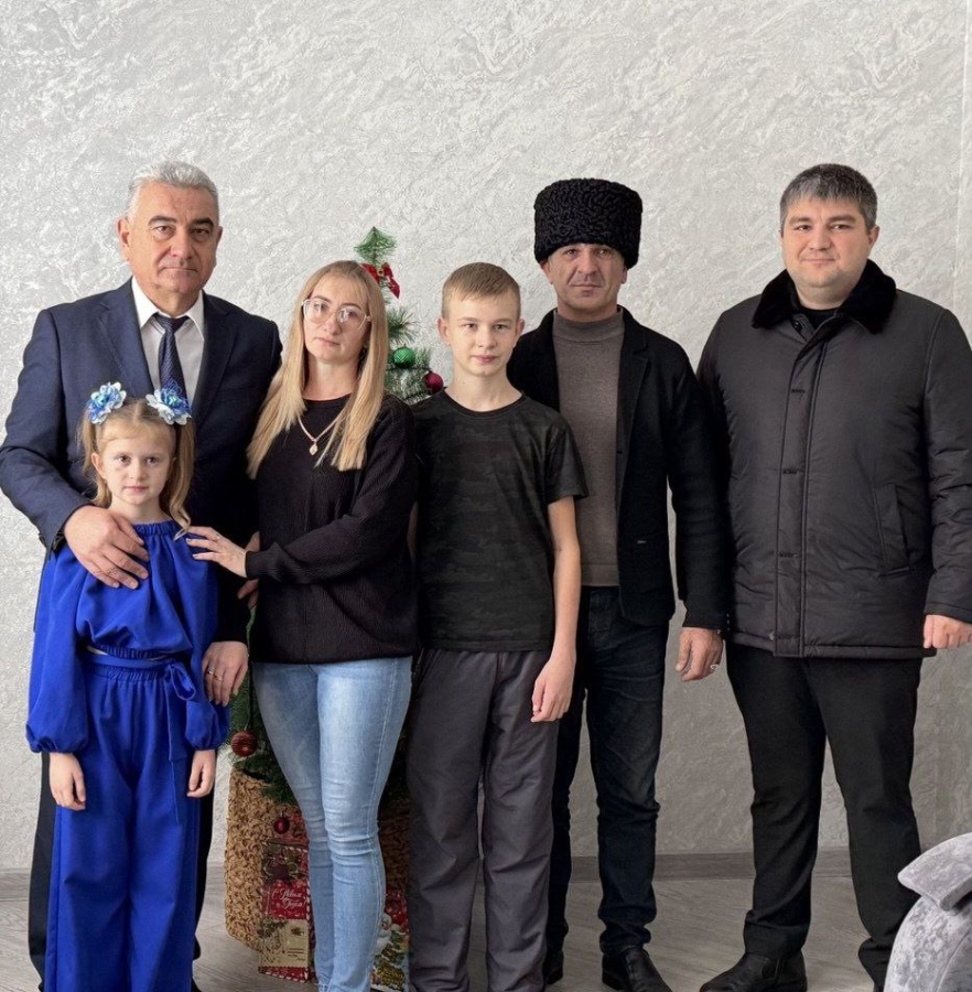 В преддверии Нового года глава Кошехабльского района посетил семью участника СВО