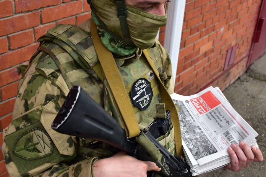 Региональные выпуски газет из Адыгеи доставили бойцам Росгвардии в зону СВО