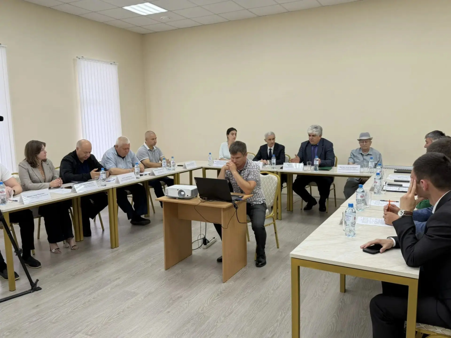 В Шовгеновском районе обсудили меры по противодействию экстремизму и вербовке молодежи