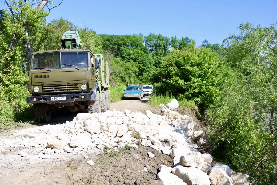 По поручению Мурата Кумпилова в хуторе Грозном ведутся работы по укреплению берега и восстановлению дороги