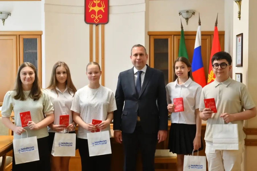 В Майкопе вручили паспорта десяти юным горожанам