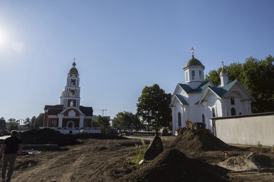 В Майкопе благоустраивают территорию возле Свято-Успенского кафедрального собора