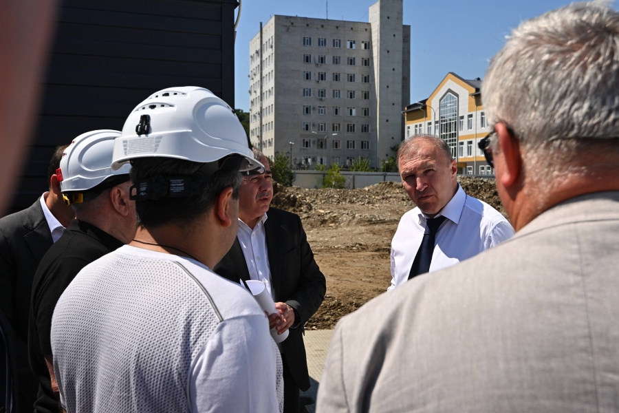 Глава Адыгеи оценил ход строительства хирургического корпуса Майкопской городской клинической больницы